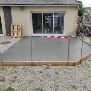 Terrasse en béton à Baguer-Pican